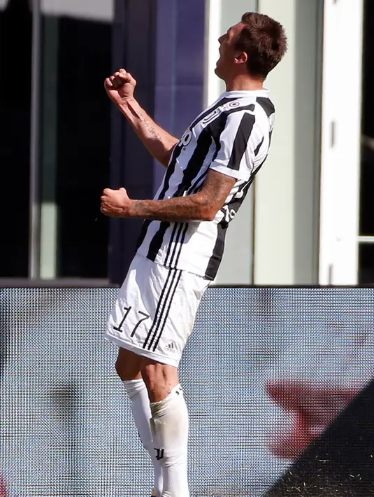 Penyerang Juventus, Mario Mandzukic melakukan selebrasi usai mencetak gol ke gawang AS Roma pada International Champions Cup di Gillette Stadium, Foxborough (31/7). Juventus menang adu penalti setelah imbang 1-1. (AP Photo/Michael Dwyer)