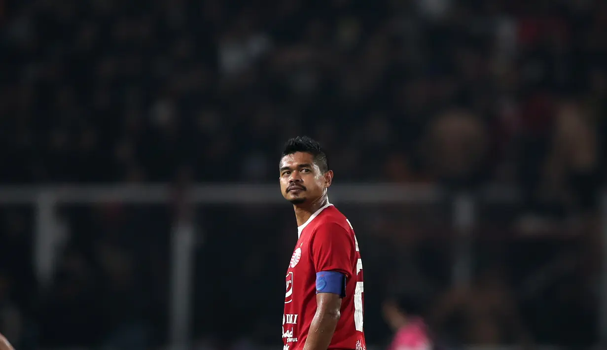 Stiker Persija Jakarta, Bambang Pamungkas, saat melawan Persebaya Surabaya pada laga Liga 1 di SUGBK, Jakarta, Selasa (17/12). Bepe mengakhiri kariernya pada musim ini. (Bola.com/Yoppy Renato)