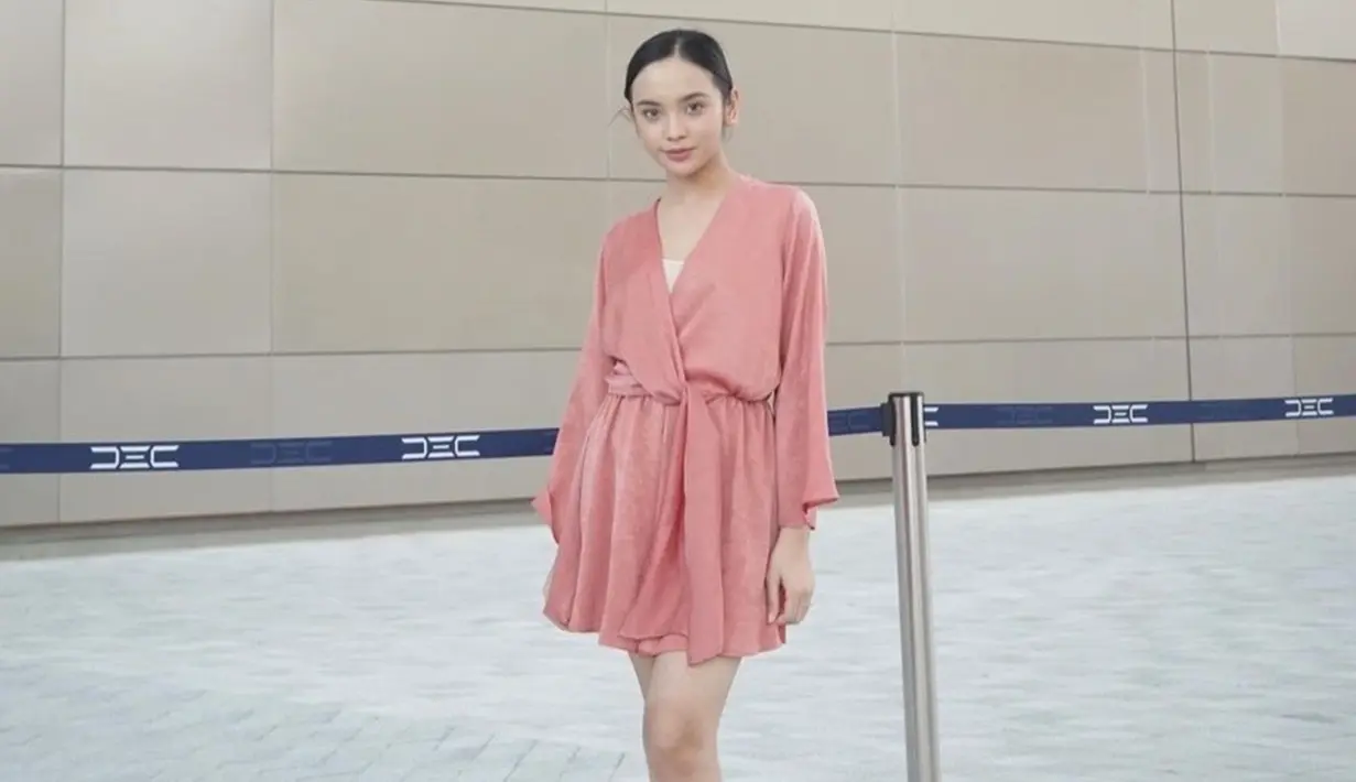 Menggunakan simple dress berwarna pink, penampilan sederhana Lyodra satu ini tak luput dari sorotan. Ia pun memilih mengikat rambutnya dengan membuat cepol sederhana serta tampil dengan makeup no makeup. (Liputan6.com/IG/@lyodraofficial)