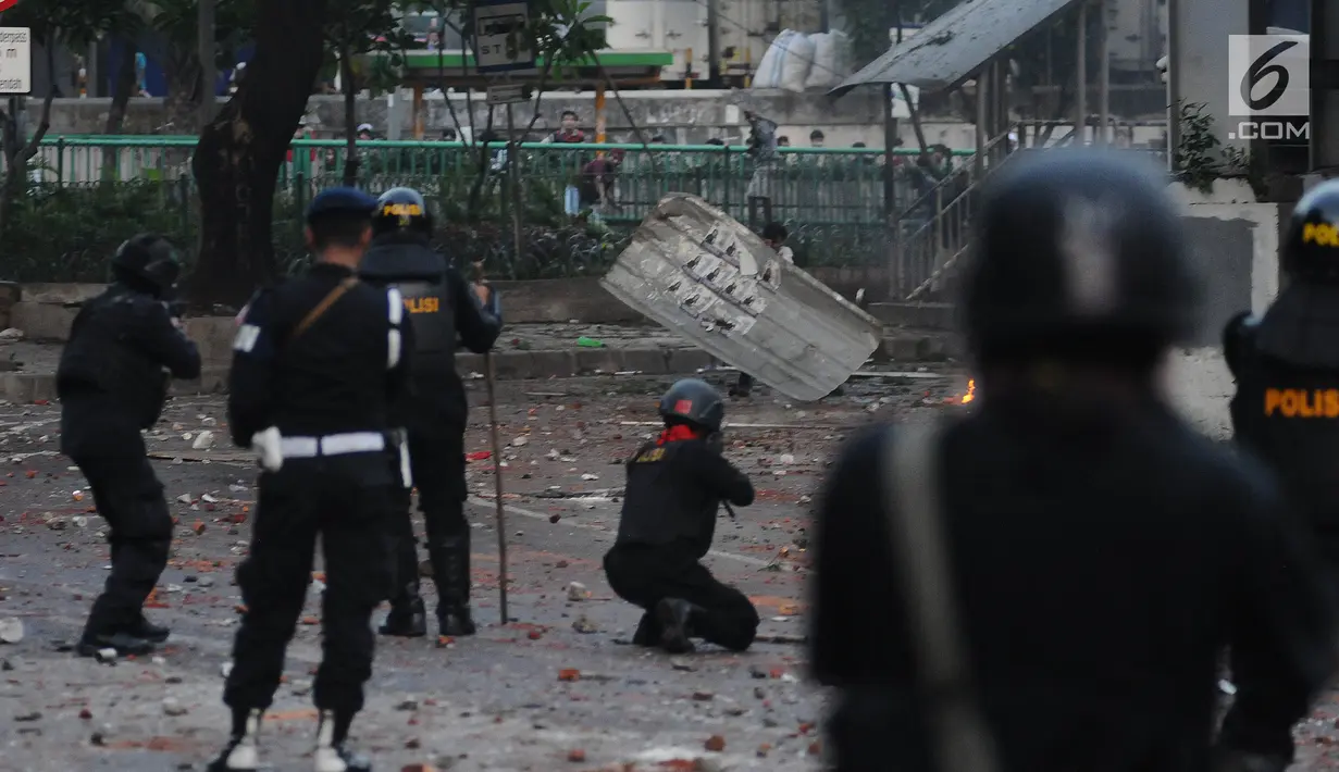 Petugas kepolisian menembakan gas air mata ke arah massa aksi saat terjadi bentrokan di kawasan Tanah Abang, Jakarta, Rabu (22/5/2019). Lantaran menolak bubar, aparat berkali-kali menembakan gas air mata ke arah massa. (Liputan6.com/Herman Zakharia)