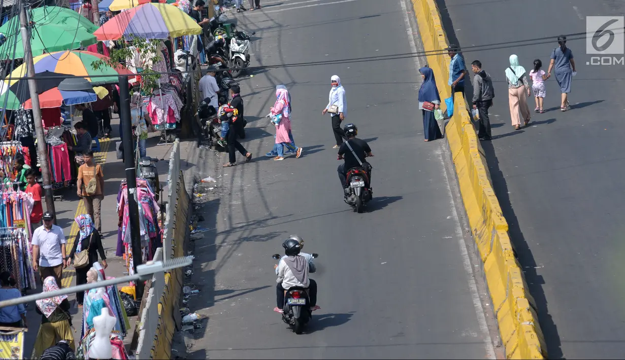 Suasana Jalan Jatibaru di kawasan Tanah Abang, Jakarta, Selasa (19/6). Hingga H+4 Lebaran 2018 belum terlihat aktivitas pedagang kaki lima yang biasa berjualan di salah satu ruas jalan Jatibaru. (Liputan6.com/Helmi Fithriansyah)