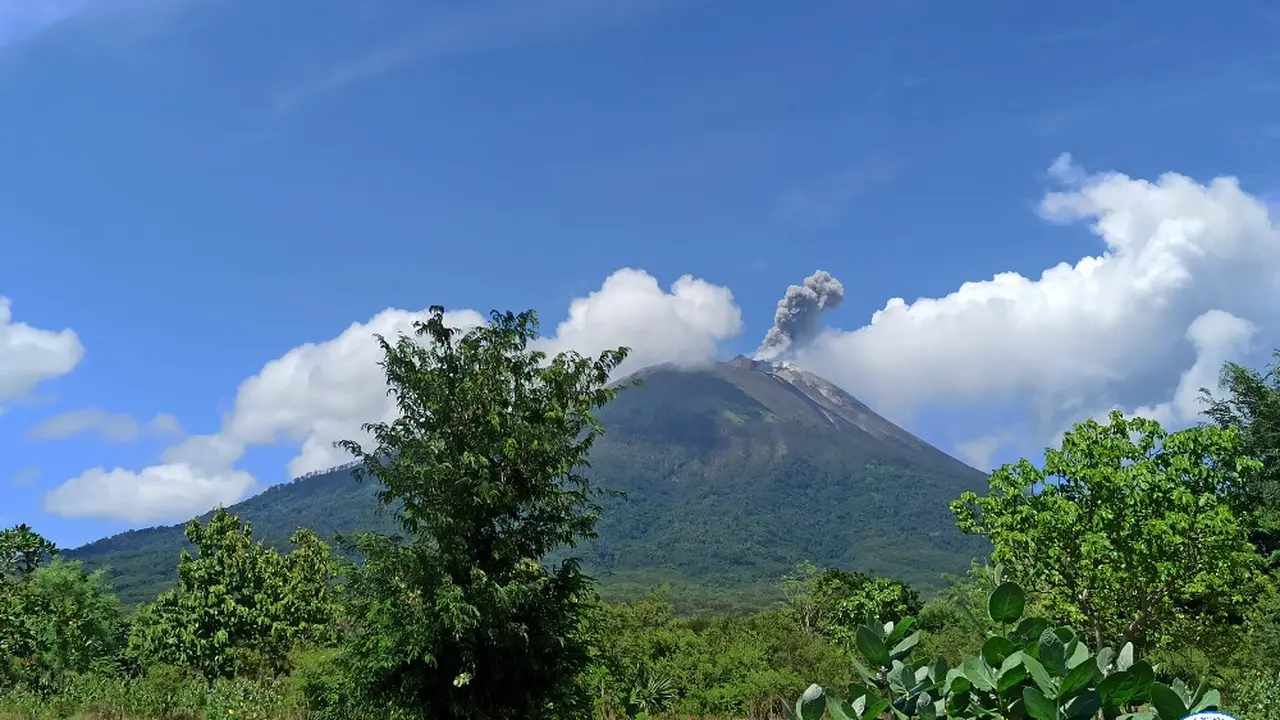 Gunung Ili Lewotolok Meletus