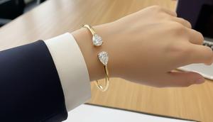 Model Open-Cuff Permata Ganda merupakan salah satu model gelang emas bangle dengan permata buat ibu 40 tahun (Gemini AI)