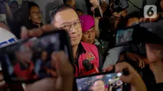 Mantan Menteri Perdagangan, Thomas Trikasih Lembong saat dibawa menuju mobil tahanan usai menjalani pemeriksaan di gedung Kejaksaan Agung, Jakarta, Selasa (29/10/2024). (Liputan6.com/Herman Zakharia)