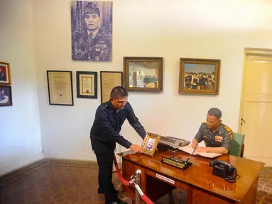 Petugas memeriksa diorama yang menjadi saksi bisu kisah tragis G-30S PKI di Museum Abdul Haris (AH) Nasution yang ada di Jalan Teuku Umar Nomor 40, Menteng, Jakarta Pusat, Senin (30/9/2024). (merdeka.com/Arie Basuki)