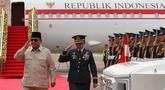 Presiden Republik Indonesia, Prabowo Subianto (kiri) memberi hormat kepada pasukan kehormatan saat tiba di Bandara Internasional Mactan-Cebu menjelang kedatangannya pada Konferensi Tingkat Tinggi (KTT) ke-48 Perhimpunan Bangsa-Bangsa Asia Tenggara (ASEAN) di Cebu, Filipina, Kamis 7 Mei 2026. (Jacqueline Hernandez/POOL/AFP)