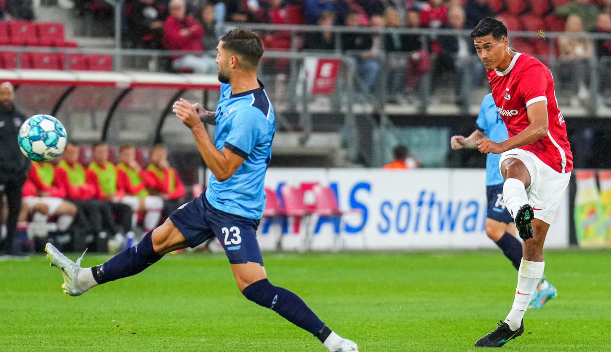 <p>Gelandang AZ Alkmaar, Tijjani Reijnders (kanan) melepaskan tendangan yang menghasilkan gol ke gawang Tuzla City pada laga Europa Conference League 2022/2023 di AFAS Stadium, Alkmaar (21/7/2022). Tijjani Reijnders memiliki darah Indonesia yang diwarisi dari sang ibu yang asal Maluku. Sementara bakat sepak bolanya mengalir dari sang ayah warga negara Belanda, Martin Reijnders. (AFP/ANP/Ed van de Pol)</p>