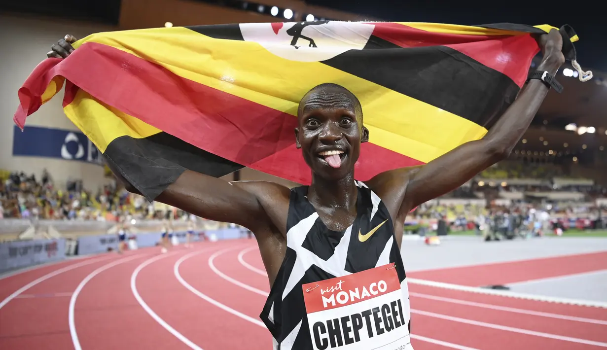 Pelari Uganda Joshua Cheptegei menjulurkan lidahnya usai memecahkan rekor dunia 5.000 meter putra di final kejuaraan Monaco Diamond League 2020, Stadion Louis II, Monako, Jumat (14/8/2020). Joshua memecahkan rekor dunia lari 5.000 meter dengan catatan waktu 12:35,36. (Matthias Hangst/Pool Via AP)