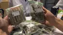 Pengunjung membeli aneka jenis ganja yang dijual di apotek ganja di Tel Aviv, Israel (2/3/2016). Apotek ganja ini menjual berbagai jenis ganja medis serta olahannya untuk kesehatan. (AFP Photo/Jack Guez)