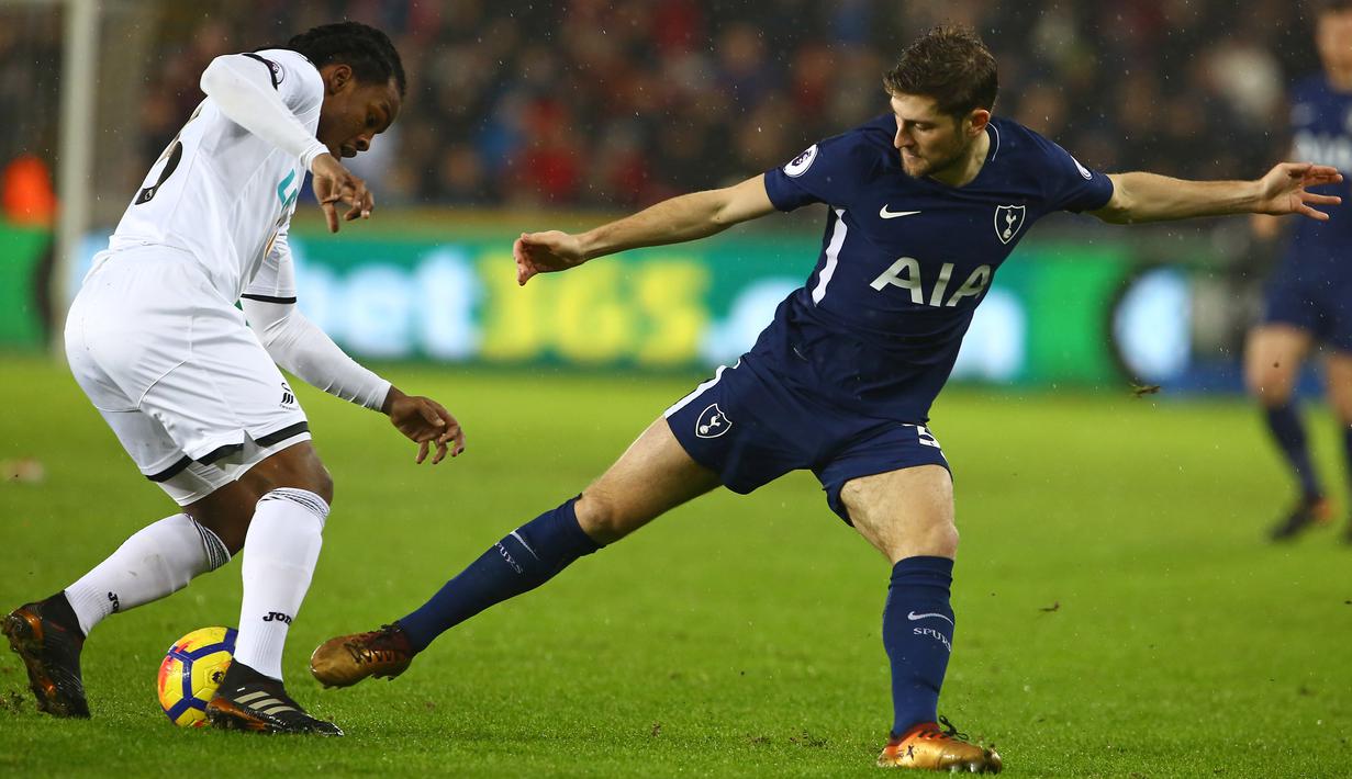 Pemain Swansea City, Renato Sanches (kiri) mencoba melewati adangan pemain Tottenham, Ben Davies pada lanjutan Premier League di The Liberty Stadium, Swansea, (2/1/2018). Tottenham menang 2-0. (AFP/Geoff Caddick)