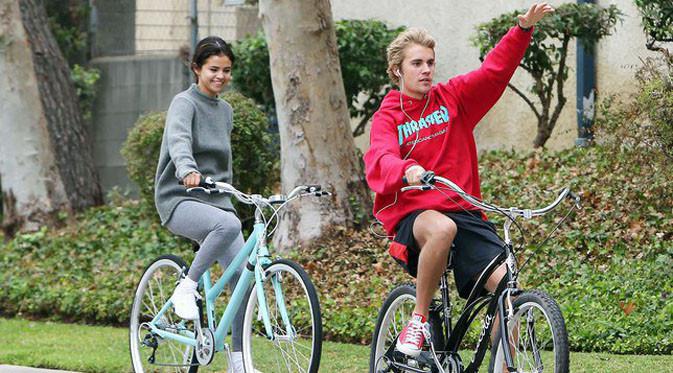 Keluarga Selena Gomez masih beradaptasi dengan keberadaan Justin Bieber kembali. (Doc. Enews)
