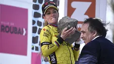 Ekspresi pembalap Team Visma-Lease, Pauline Ferrand-Prevot saat menjunjung trofi kemenangan Paris Roubaix Femmes 2025 pada Sabtu (12/04/2025) waktu setempat. Perlombaan tersebut menempuh 148,5 km dari Denain hingga Roubaix, Prancis. (AFP/Julien De Rosa)