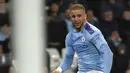 Bek Manchester City, Kyle Walker menggiring bola saat bertanding melawan West Ham pada pertandingan lanjutan Liga Inggris di stadion Etihad di Manchester, Inggris, Rabu (19/2/2020). City menang atas West Ham 2-0. (AP Photo/Rui Vieira)