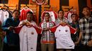 Presiden Persija Jakarta, Gede Widiade (2kiri) dan Wagub Terpilih, Sandiaga Uno  meresmikan The Jakmania Store di Percetakan Negara, Selasa (12/9/2017). Persija dan The Jakmania resmi meluncurkan 43 store di Jabodetabek. (Bola.com/Nicklas Hanoatubun)