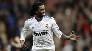 Striker Real Madrid Emmanuel Adebayor ketika berlaga dalam partai La Liga melawan Real Sociedad di Santiago Bernabeu pada 6 Februari 2011. AFP PHOTO/PIERRE-PHILIPPE MARCOU