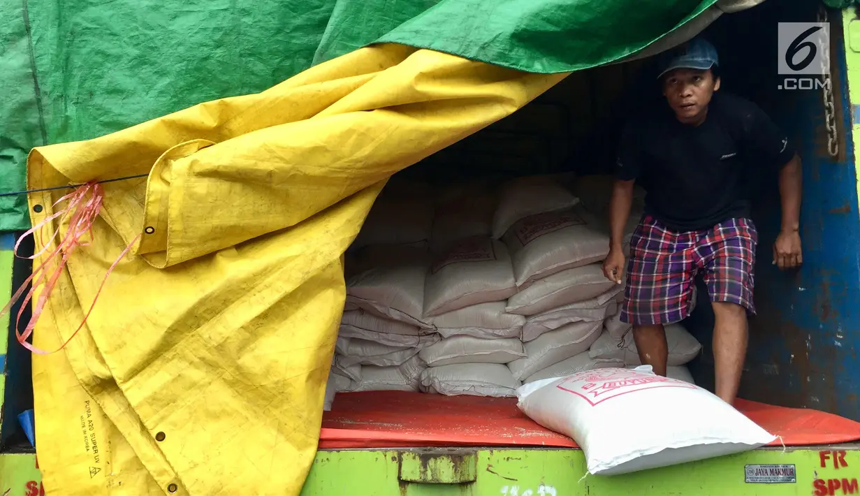 Pekerja menurunkan karung beras di Pasar Induk Beras Cipinang, Jakarta, Senin (15/1). Wagub Sandiaga Uno mengatakan Pemprov DKI akan selalu membeli beras Sulawesi dan Banten karena lebih memprioritaskan beras dari petani. (Liputan6.com/Immanuel Antonius)