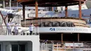 Kru berdiri di geladak kapal pesiar Diamond Princess yang dikarantina di Yokohama, Jepang, Jumat (21/2/2020). Sebanyak 634 dari 3.711 orang kapal pesiar Diamond Princess kini terjangkit virus corona (COVID-19). (AP Photo/Eugene Hoshiko)