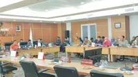 Wakil Ketua Komisi A DPRD DKI Jakarta dari Fraksi Partai Gerindra Inggard Joshua menggelar Rapat Komisi A DPRD DKI Jakarta bersama jajaran Badan Pengelolaan Keuangan dan Aset Daerah (BPKD) serta Badan Kepegawaian Daerah (BKD) DKI Jakarta. Salah satu yang dibahas&nbsp;ihwal koefisien upah atau gaji PJLP. (Foto:Liputan6/Winda Nelfira)