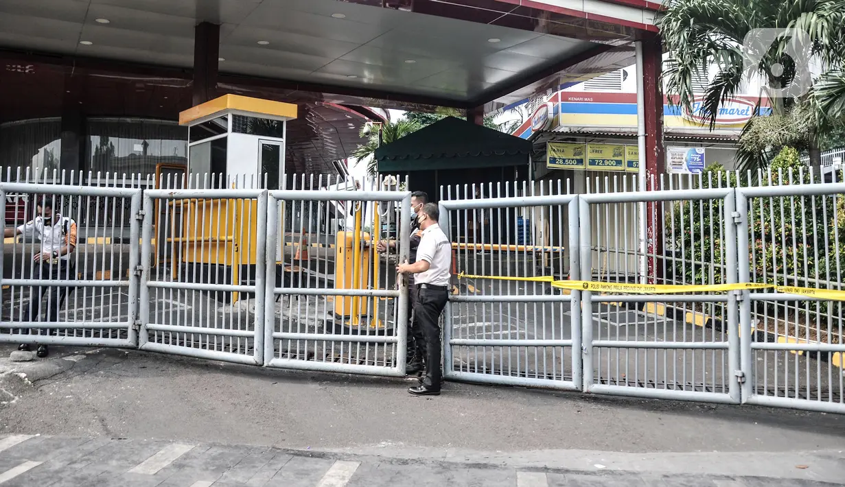 Petugas keamanan berjaga di pintu masuk saat penutupan Plaza Kenari Mas, Jakarta, Rabu (7/7/2021). Satgas COVID-19 DKI Jakarta menutup Plaza Kenari Mas setelah melanggar aturan dengan tetap beroperasi pada masa PPKM Darurat sehingga memicu kerumunan. (merdeka.com/Iqbal S. Nugroho)