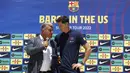 <p>Robert Lewandowski dan Presiden Barcelona Joan Laporta mengadakan konferensi pers saat diperkenalkan sebagai pemain baru Barcelona di Fort Lauderdale, Florida, Rabu (20/7/2022). Presiden Barcelona Joan Laporta adalah salah satu tokoh penting di balik kedatangan Robert Lewandowski ke Blaugrana.(Marco BELLO / AFP)</p>