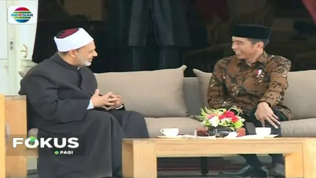 Di sela kunjungannya di Indonesia, Imam Besar Al Azhar, Mesir, Profesor Doktor Ahmed Muhammed Ahmad Eltayyeb, menyempatkan diri bertemu dengan Presiden Jokowi di Istana Merdeka.