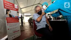 Peserta saat mengikuti vaksinasi di sentra vaksinasi booster Prudential Indonesia di RPTRA Taman Mandala, Jakarta, Senin (21/02/2022). Sentra vaksinasi booster ini dibuka untuk masyarakat umum berdomisili DKI Jakarta mulai 21 Februari hingga 21 Maret 2022. (Liputan6.com/HO/Bon)