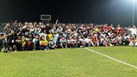 Seluruh pemain dan pelatih yang terlibat dalam laga Tribute to Choirul Huda berfoto di Stadion Surajaya, Lamongan. (Istimewa)