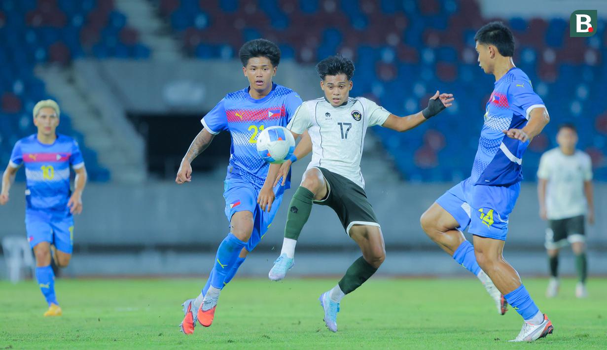 Pemain Timnas Indonesia U-22, Rahmat Arjuna, berusaha melewati kepungan pemain Timnas Filipina U-22 pada laga Grup C SEA Games 2025 di 700th Anniversary Stadium, Senin (8/12/2025). (Bola.com/Bagaskara Lazuardi)