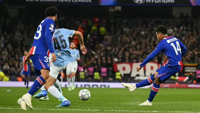 Aksi Desire Doue menjebol gawang Manchester City di laga Liga Champions