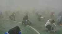 Foto-foto yang menunjukkan siswa sekolah menengah mengikuti ujian di tengah kabut asap, viral di media sosial Cina