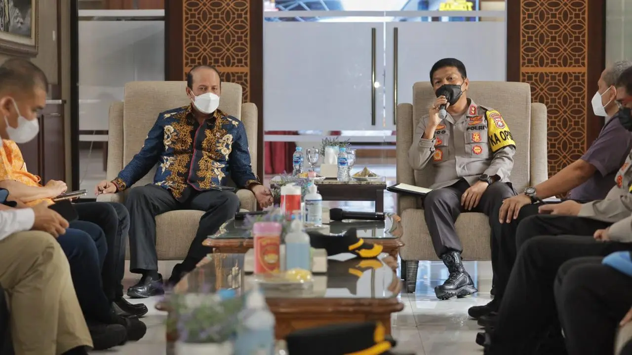 Kapolda  Jatim Irjen Pol Nico Afinta saat bertemu dengan Kepala BNPT  Komjen Pol Boy Rafli Amar di  Mapolda Jatim. (Dian Kurniawan/Liputan6.com)