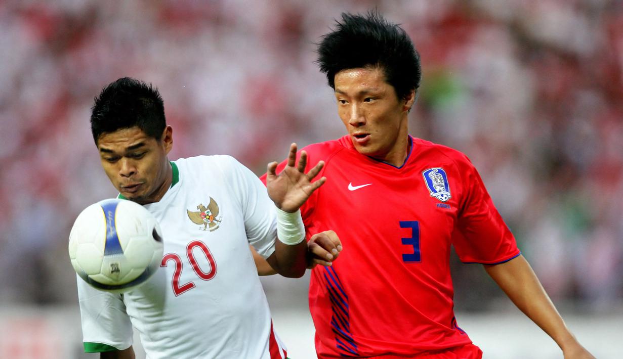 Pemain Timnas Indonesia, Bambang Pamungkas (kiri), mengontrol bola dibayangi pemain Timnas Korsel, Kim Jin-kyu, dalam pertandingan Grup D Piala Asia 2007 yang berlangsung di Stadion Utama Gelora Bung Karno, Jakarta, Rabu (11/7/2007). Bambang Pamungkas yang merupakan legenda Persija tampil sebanyak enam kali di Piala Asia edisi 2000, 2004 dan 2007. (AFP/Jewel Samad)