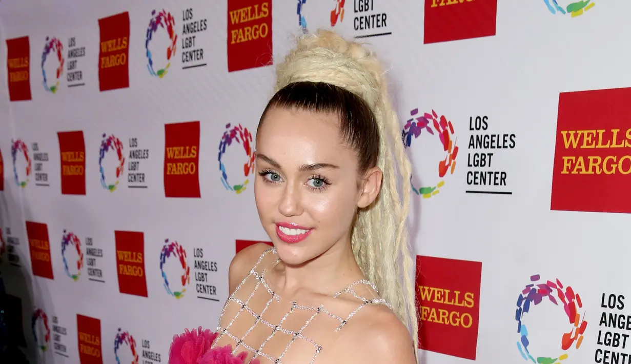 Miley Cyrus, penyanyi yang tak pernah lepas dari hal-hal unik, mulai dari gaya berpakaian sampai pola pikir. Seperti belakangan ini, Miley menyebut dirinya sebagai panseksual. (AFP/Bintang.com)