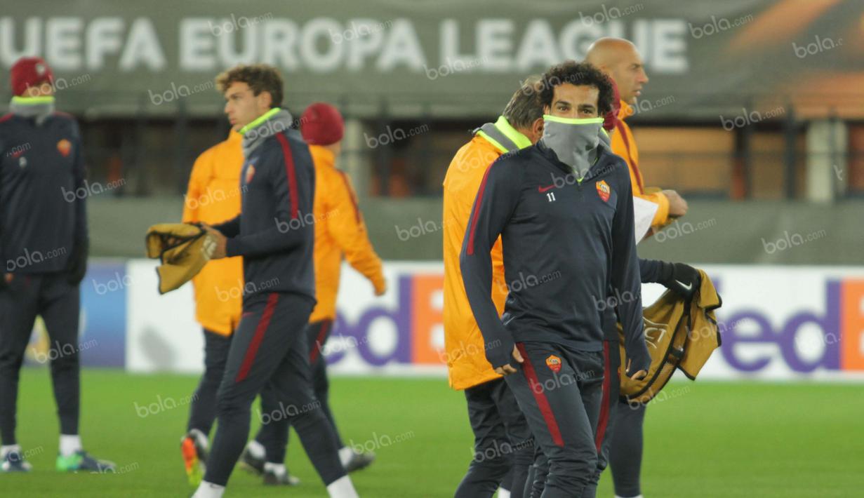 Meski sudah cukup lama bermain di Eropa, gelandang serang AS Roma asal Mesir, Mohammed Salah, masih tak kuat dengan udara dingin hingga 1 derajat celcius di ibu kota Austria. (Bola.com/Reza Khomaini)