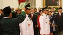 Anies Baswedan dan Sandiaga Uno saat disumpah pada pelantikan Gubernur dan Wakil Gubernur DKI Jakarta periode 2017-2022 di Istana Negara, Jakarta, Senin (16/10). (Liputan6.com/Angga Yuniar)