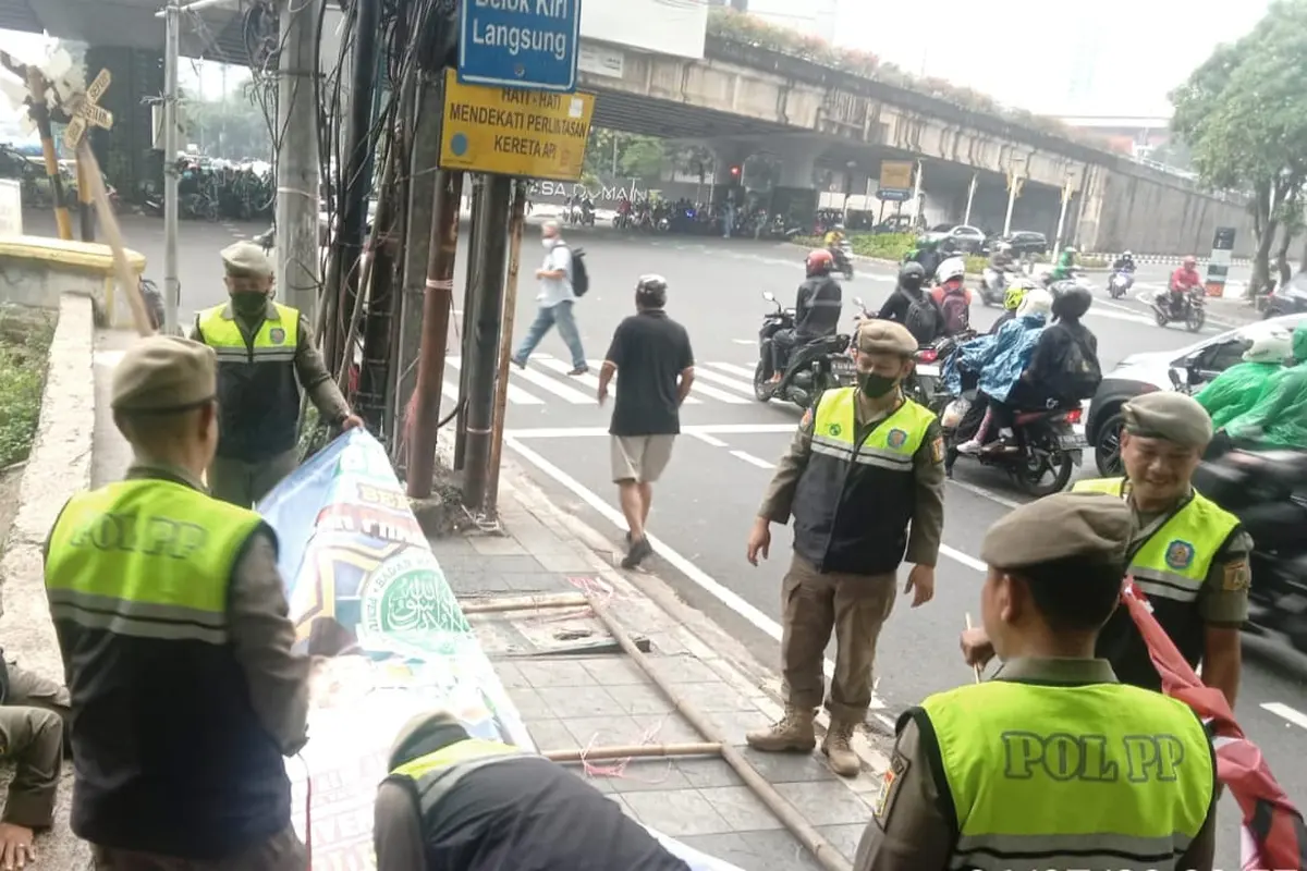 Satpol PP DKI Jakarta menurunkan 2.792 atribut partai politik.