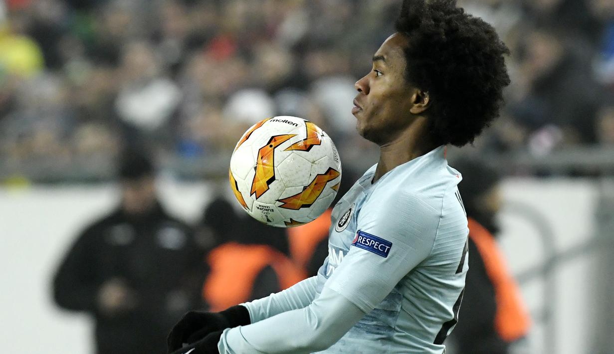 Gelandang Chelsea, Willian, mengontrol bola saat melawan Vidi FC pada laga Liga Europa di Stadion Groupama, Hungaria, Kamis (13/12). Kedua tim bermain imbang 2-2. (AP/Tibor Illyes)