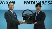 Tomoki Uchida (Kiri) menyerahkan jabatan Presiden Direktur PT. Honda Prospect Motor kepada Takehiro Watanabe. (Septian/Liputan6.com)