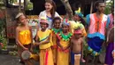 Selain membagikan buku pada anak-anak Sekolah Dasar dalam foto lain, ia bersama dengan Bupati Asmad. Tamara Bleszynski juga mengunjungi sanggar Anggrek Hitam. Dan menikmati beberapa tempat wisata yang ada di Papua. (Instagram/tamarableszynskiofficial)