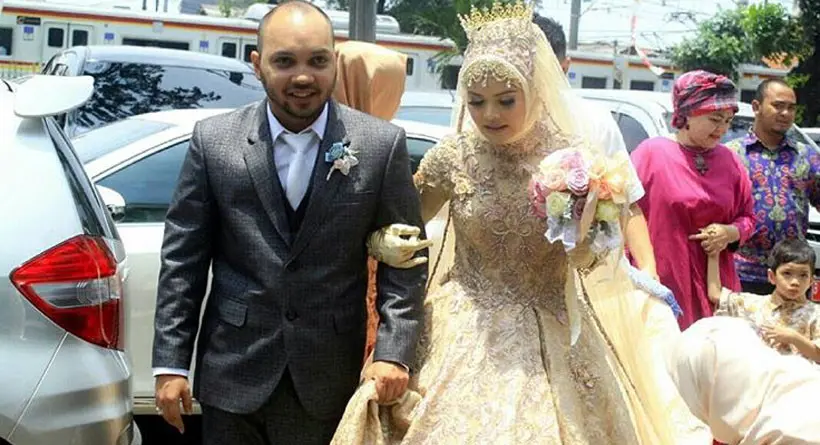 Terry bersama sang suami, Fikri usai melakukan pernikahan. (Instagram)