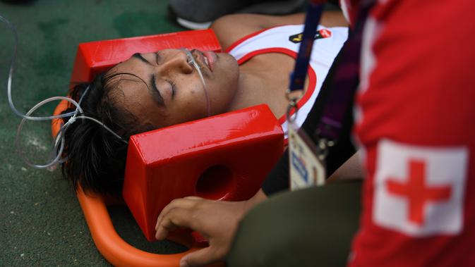 Atlet Indonesia, Bayu Prasetyo mendapat perawatan medis usai perlombaan nomor jalan cepat putra 20 Km Asian Games 2018 di Jakarta, Rabu (29/8). (ANTARA FOTO/INASGOC/Andika Wahyu/mes/18)