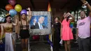 Kaum LGBT saat menggelar unjuk rasa menolak kedatangan Presiden AS Donald Trump saat demonstrasi di dalam kampus universitas negeri di kota Los Banos, provinsi Laguna, Manila, Filipina (9/11). (AFP Photo/Ted Aljibe)