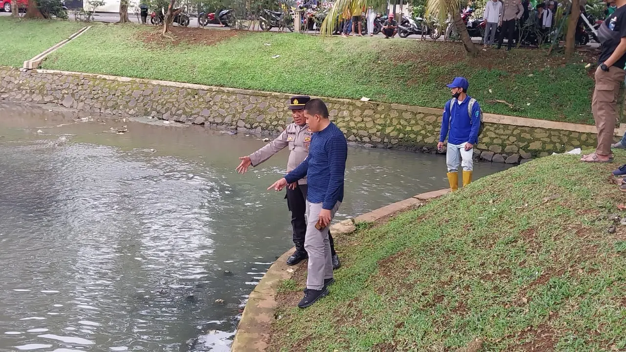 Dua bocah yang masih duduk di bangku sekolah dasar, ditemukan tewas tenggelam saat mandi di Kali Kasturi, RT02/013, Kelurahan Pondok Pucung, Kecamatan Pondok Aren, Kota Tangerang Selatan (Tangsel),