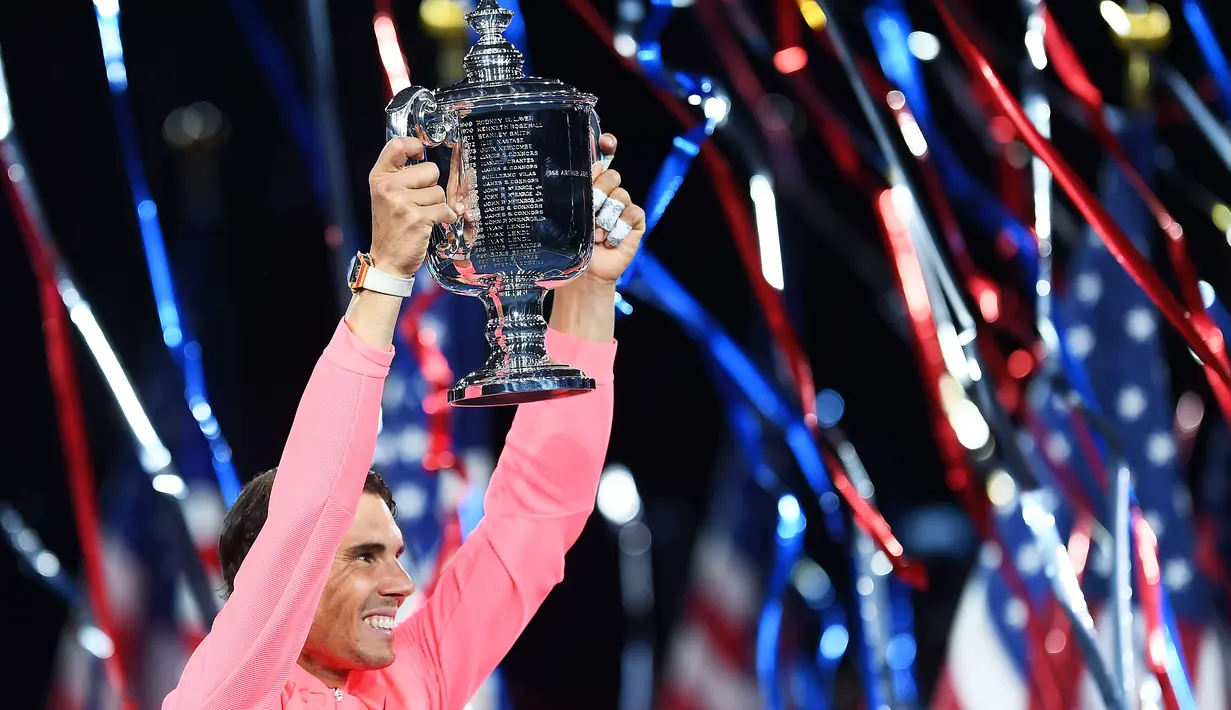 Rafael Nadal mengangkat trofi AS Terbuka 2017 setelah mengalahkan petenis Afrika Selatan, Kevin Anderson pada final tunggal putra di USTA Billie Jean King National Tennis Center,  New York, (10/9/2017). Rafael Nadal menang 6-3, 6-3, 6-4. (AFP/Jewel Samad)