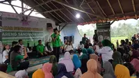 Menparekraf Sandiaga Uno saat menyambut ratusan warga dalam gelar bazar sembako murah di Kampung Karadenan Desa Wisata Cisande, Kecamatan Cicantayan Kabupaten Sukabumi (Liputan6.com/Fira Syahrin).