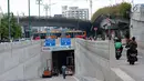 Pengendara melintas di sisi jalur masuk terowongan atau underpass Matraman, Jakarta, Jumat (6/4). Pemprov DKI Jakarta berencana melakukan uji coba lalu lintas di terowongan Matraman pada 10 April mendatang. (Liputan6.com/Helmi Fithriansyah)