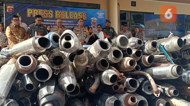 Tumpukkan Knalpot Brong di Polda Banten. (Rabu, 17/01/2024). (Yandhi Deslatama/Liputan6.com).