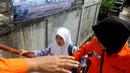 Seorang murid saat berpartisipasi dalam latihan tsunami di Meulaboh, Aceh, (5/9). Latihan ini menyimulasikan gempa berkekuatan 9,3 di lepas pantai barat pulau Sumatra di Indonesia. (AFP Photo/Januar)
