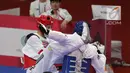 Atlet taekwondo Indonesia, Ibrahim Zarman bertarung melawan Gangmin Cho asal Korea Selatan di kelas putra under 63 Kg di lapangan taekwondo JCC, Jakarta, Rabu (22/8). Ibrahim kalah dengan skor 25-36 pada babak perempat final. (Liputan6.com/Fery Pradolo)