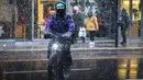 Seorang pria yang mengenakan masker bersepeda di sebuah jalan di Toronto, Kanada, pada 22 November 2020. Hingga Minggu (22/11) malam, Kanada melaporkan total 330.503 kasus dan 11.455 kematian karena COVID-19, menurut CTV. (Xinhua/Zou Zheng)